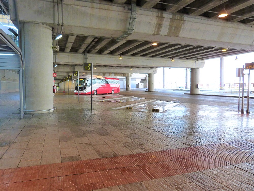 Alicante airport coach stops for shared shuttle departures